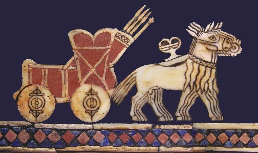 Bên trong ngôi mộ chứa các mô hình cổ xe ngựa chiến đấu và nhiều hiện vật bằng đồng, chúng có niên đại khoảng 4.000 năm, và đều có liên quan đến nền văn hóa Đồ gốm màu đất son (OCP). Ảnh: @Sumerian Shakespeare. 