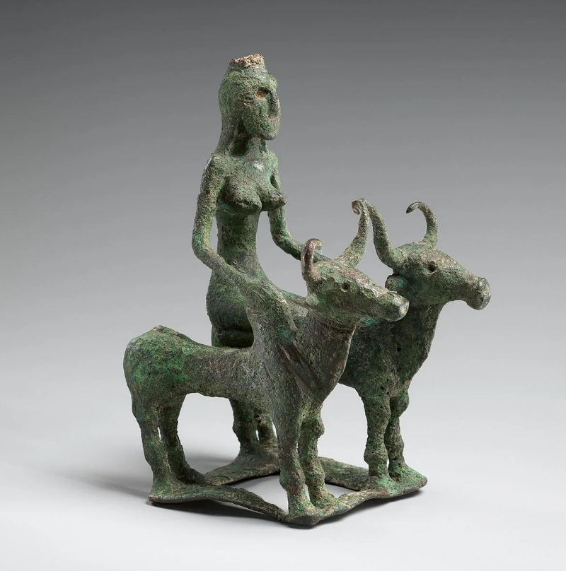 Tại đây, một trong những phát hiện đáng chú ý nhất đó là một ngôi mộ hoàng gia chứa một chiếc quan tài bằng gỗ được trang trí bằng những hình người bằng đồng, tất cả đều đội mũ sắt hai sừng, và được trang trí bằng lá sung thiêng (Ficus religiosa). Ảnh: @Archaeological Survey of India.