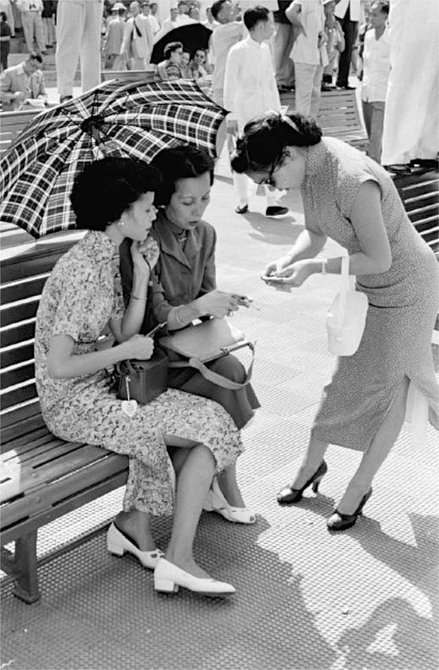 Những người phụ nữ xinh đẹp với trang phục truyền thống trên đường phố năm 1952. Ảnh: sina.com.cn.