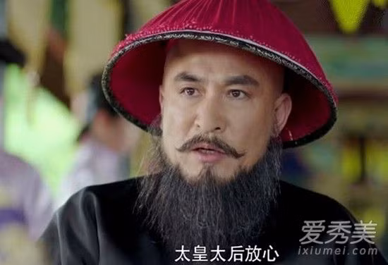 Năm Khang Hi thứ mười ba, không khí tại Vũ Anh Điện trong Tử Cấm Thành vô cùng căng thẳng. Ngao Bái phụng mệnh vào cung gặp Khang Hi Đế. Ông ta đã tự cảm nhận thấy tình thế bất lợi, nhưng do tự cho rằng mình quyền cao chức trọng, lại có võ công hơn người nên không cảm thấy lo sợ. Ảnh: Tạo hình Ngao Bái trên phim, nguồn: image.baidu.com