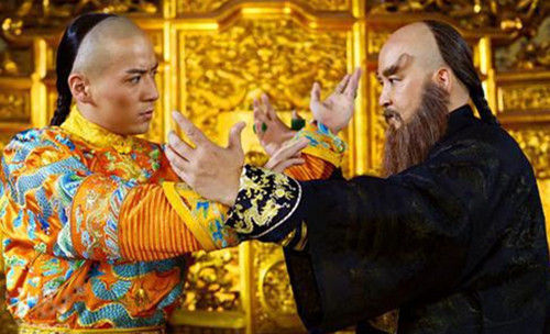 Ngao Bái xuất thân là võ tướng nên bá đạo lấn át đại quyền của ba vị đại thần còn lại. Sách Ni đã cao tuổi, Át Tất Long lại thiếu lòng can đảm chỉ có Tô Khắc Tát Cáp có thể được coi là hòn đá ngáng chân Ngao Bái. Ảnh: Tạo hình Khang Hi Đế và Ngao Bái trên phim, nguồn: baidu.com.