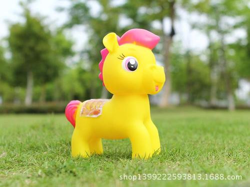  Tuổi Ngọ: Nhờ biết đón ý lãnh đạo nên tuổi Ngọ sẽ có quãng thời gian vô cùng hưng phấn và tích cực. Chuyện tình cảm không được như ý nhưng bù lại, họ có nguồn tài chính “chống lưng” cực kỳ ổn định. Chính vì vậy, nếu có buồn, hãy chỉ buồn trong chốc lát rồi lấy lại tinh thần, thẳng tiến nhé.