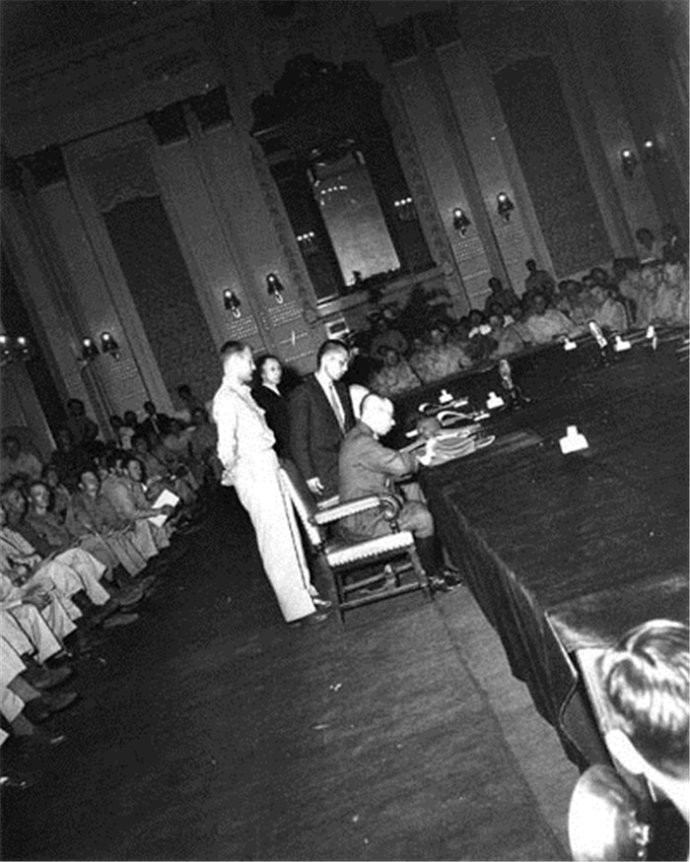 Đại diện quân đội Nhật Bản đóng tại Triều Tiên đặt bút ký vào văn kiện đầu hàng. Nguồn ảnh: Sina