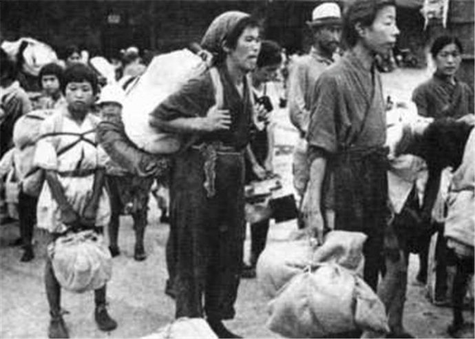 Lúc bấy giờ có lẽ người dân Triều Tiên không ngờ rằng chỉ một thời gian ngắn ngủi nữa họ lại bước vào những ngày tháng kinh hoàng nhất khi hai miền Nam - Bắc Triều xảy ra xung đột quân sự, rồi sau đó là sự can thiệp từ bên ngoài mở rộng thành cuộc chiến tranh quy mô lớn khiến hàng vạn người dân thiệt mạng. Nghiêm trọng hơn, những hậu quả của việc phân chia hai miền Triều Tiên năm 1945, của cuộc chiến tranh 1950-1953 vẫn còn rất nặng nề tới ngày nay. Nguồn ảnh: Sina