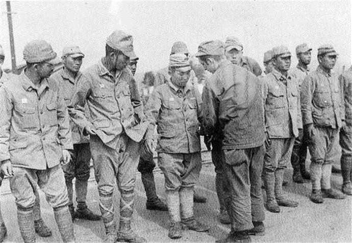 Các binh sĩ quân đội Nhật Bản giải giáp toàn bộ trang bị vũ khí cho quân đồng minh. Nguồn ảnh: Sina