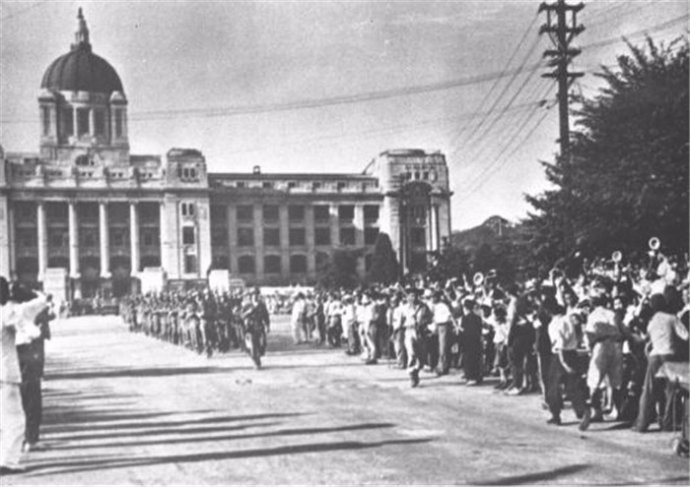 Người dân Triều Tiên phía Nam vĩ tuyến 38 xếp hàng kín hai bên đường chào đón đoàn quân giải phóng tới từ nước Mỹ. Nguồn ảnh: Sina