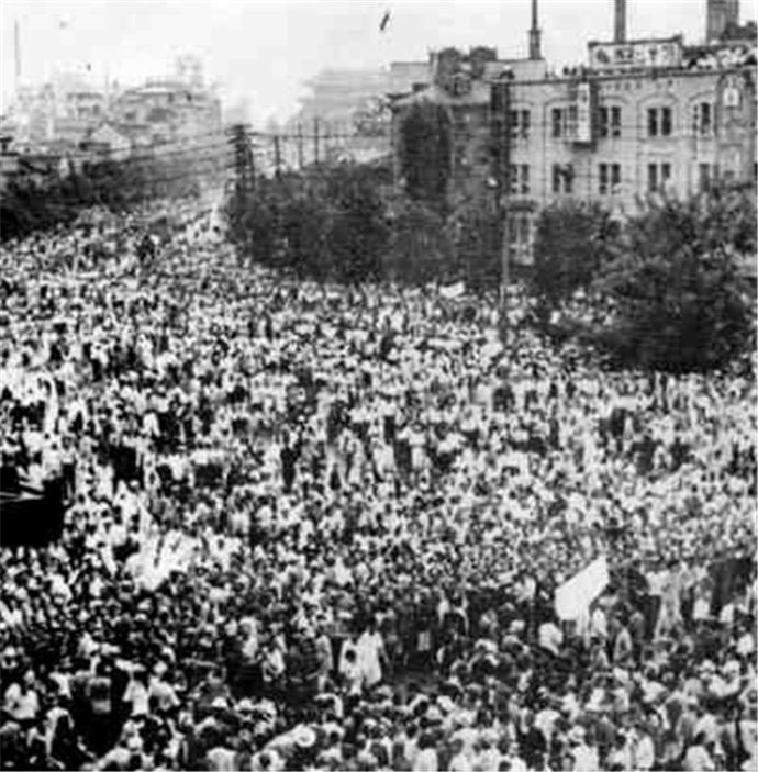 Người dân Seoul “ăn mừng” khi Triều Tiên hoàn toàn giải phóng khỏi ách thống trị của phát xít Nhật suốt 35 năm. Nguồn ảnh: Sina