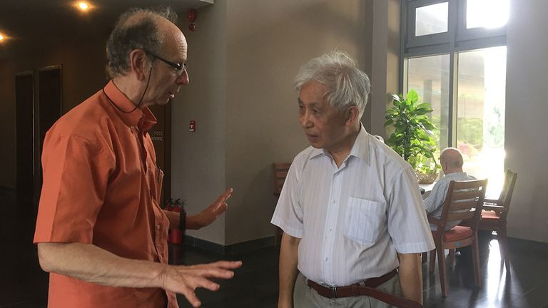 GS. Nobel Glashow (người Mỹ) khi đến Việt Nam đã xúc động chia sẻ: “Vợ chồng GS. Trần Thanh Vân là những người bạn thân thiết của tôi suốt nhiều thập niên qua. Tôi đánh giá cao những đóng góp của vợ chồng ông cho ngành vật lý thế giới”. GS. Jean Audouze, nguyên cố vấn cấp cao về khoa học của nguyên Tổng thống Pháp Francois Mitterrand, âu yếm gọi GS. Trần Thanh Vân là “nhà lãnh đạo tài hoa”.