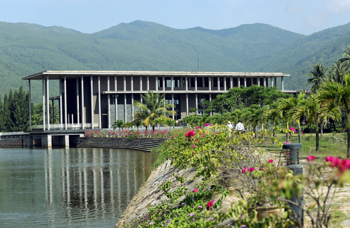 Và Trung tâm Khoa học Giáo dục liên ngành (ICISE) do ông bà và nhiều tổ chức bỏ tiền túi xây dựng tại TP biển Quy Nhơn xinh đẹp đã trở thành ngôi nhà chung của những tâm hồn đồng điệu tình yêu khoa học của Việt Nam và thế giới. 