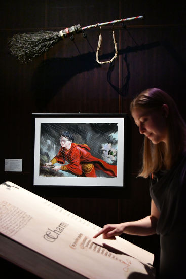 Bảo tàng Phù thủy và Ma thuật ở Cornwall, Vương quốc Anh đã thu thập và trưng bày các hiện vật liên quan đến văn hóa dân gian Anh, phép thuật nghi lễ và mê tín dị đoan kể từ những năm 1960. Trong số đó có cây chổi của phù thủy. Ảnh: @Shutterstock.