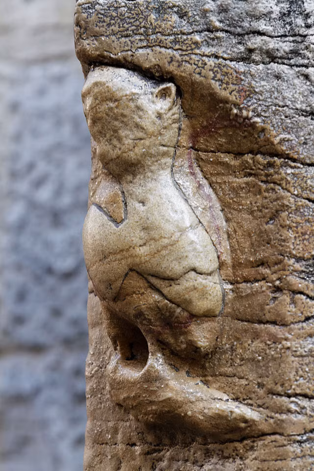 Con cú ban điều ước của Nhà thờ Đức Bà Dijon từ đó đã trở thành biểu tượng văn hóa phổ biến của thành phố, với con hẻm chạy qua nó được gọi là Rue de la Chouette, hay "Phố Cú". Ảnh: @Tammie Painter. 