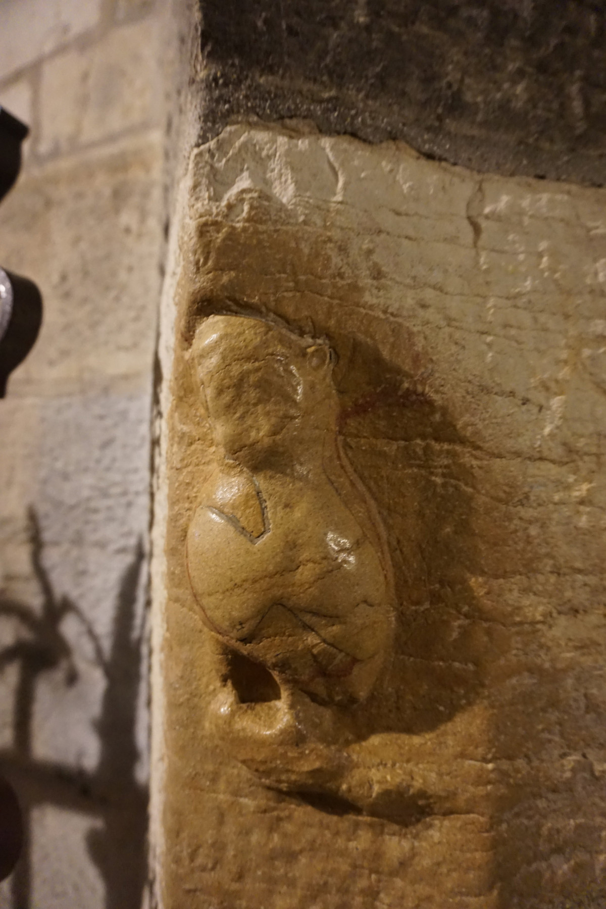 Kể từ đó, người ta tin rằng, bất kỳ ai đưa tay lên và xoa mặt con cú bằng tay trái sẽ được ban cho một điều ước. Ảnh: @The Last Adventurer.