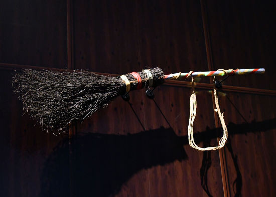 Người ta nói rằng, cây chổi này thuộc về Olga Hunt, một người phụ nữ tự nhận mình là "một nhà văn, nghệ sĩ nhạy cảm" và sống ở Devon, Vương quốc Anh vào khoảng thế kỷ 20. Ảnh: @Shutterstock. 