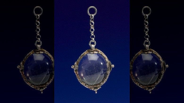 John Dee tin rằng, ông thường xuyên nói chuyện với các thiên thần, những người đã dạy ông ngôn ngữ của họ, và tổng lãnh thiên thần Uriel đã đưa cho ông một viên pha lê màu tím đính trên một sợi dây chuyền vào tháng 11/1582. Ảnh: @Grunge.