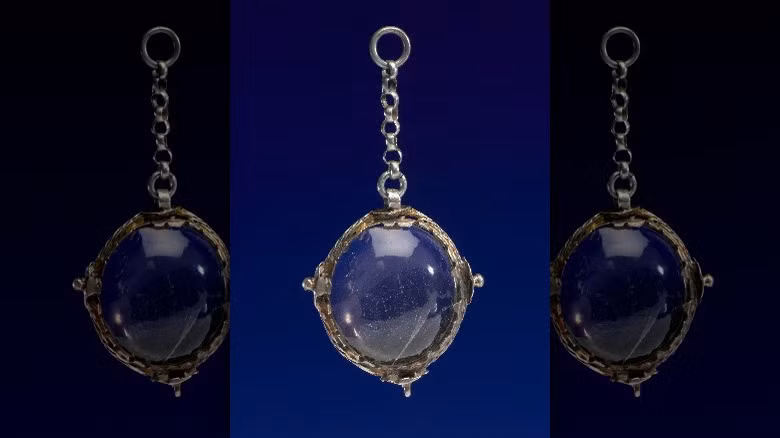 John Dee tin rằng, ông thường xuyên nói chuyện với các thiên thần, những người đã dạy ông ngôn ngữ của họ, và tổng lãnh thiên thần Uriel đã đưa cho ông một viên pha lê màu tím đính trên một sợi dây chuyền vào tháng 11/1582. Ảnh: @Grunge.