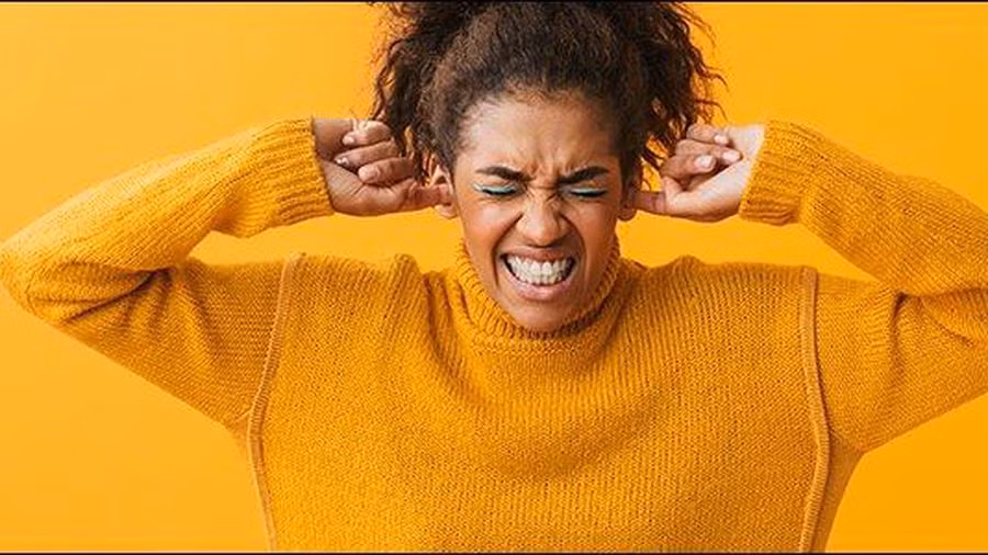 TS. Nguyễn Phan Kiên, Viện Điện tử Viễn thông, Đại học Bách Khoa Hà Nội cho biết, các nhà khoa học sử dụng dBA (decibenA) để quy chung về âm thanh tương đương. Đối với tai người thì ngưỡng gây chói tai của tiếng ồn vào khoảng 120dBA. Như vậy, âm thanh cứ vượt quá 120dBA sẽ làm người nghe khó chịu và nó sẽ ảnh hưởng tới khả năng nghe nếu trong trường hợp chịu tác động lâu dài.