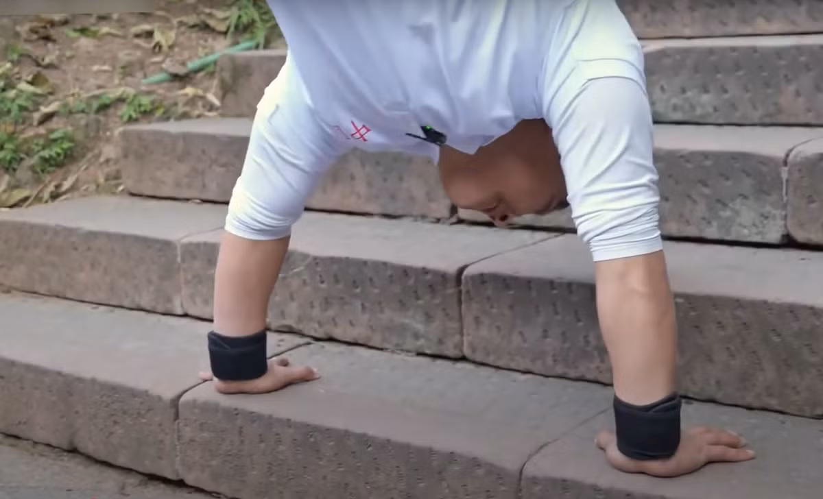 “Mỗi người Trung Quốc đều có một giấc mơ võ thuật trong lòng”, Sun Guo Shan nói. “Tôi muốn sử dụng phương pháp leo núi đặc biệt của mình để hoàn thành 50 ngọn núi nổi tiếng của đất nước”. Ảnh: @Curious Facts.