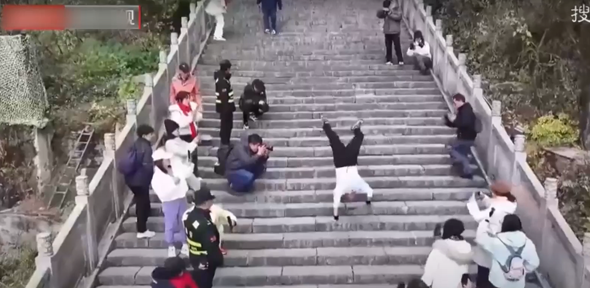 Sun Guo Shan bắt đầu thử thách khác thường của mình vào tháng 5 năm 2024, nhưng anh chỉ trở nên nổi tiếng vào tháng 11 năm 2024, khi một đoạn clip anh chinh phục Haibat (đỉnh cao nhất của Núi Võ Đang ở độ cao 1.612 mét) - bằng tay của mình được lan truyền. Ảnh: @Curious Facts.