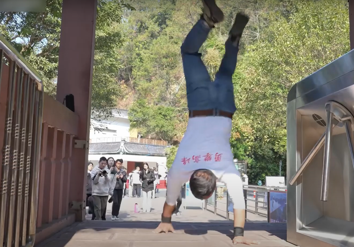  Sun Guo Shan, 38 tuổi, chỉ mới bắt đầu tập leo núi bằng tay vào tháng 5 năm 2023, nhưng đến năm 2024, anh ấy đã bắt đầu một thử thách to lớn - leo lên 50 ngọn núi nổi tiếng nhất Trung Quốc. Ảnh: @Curious Facts.