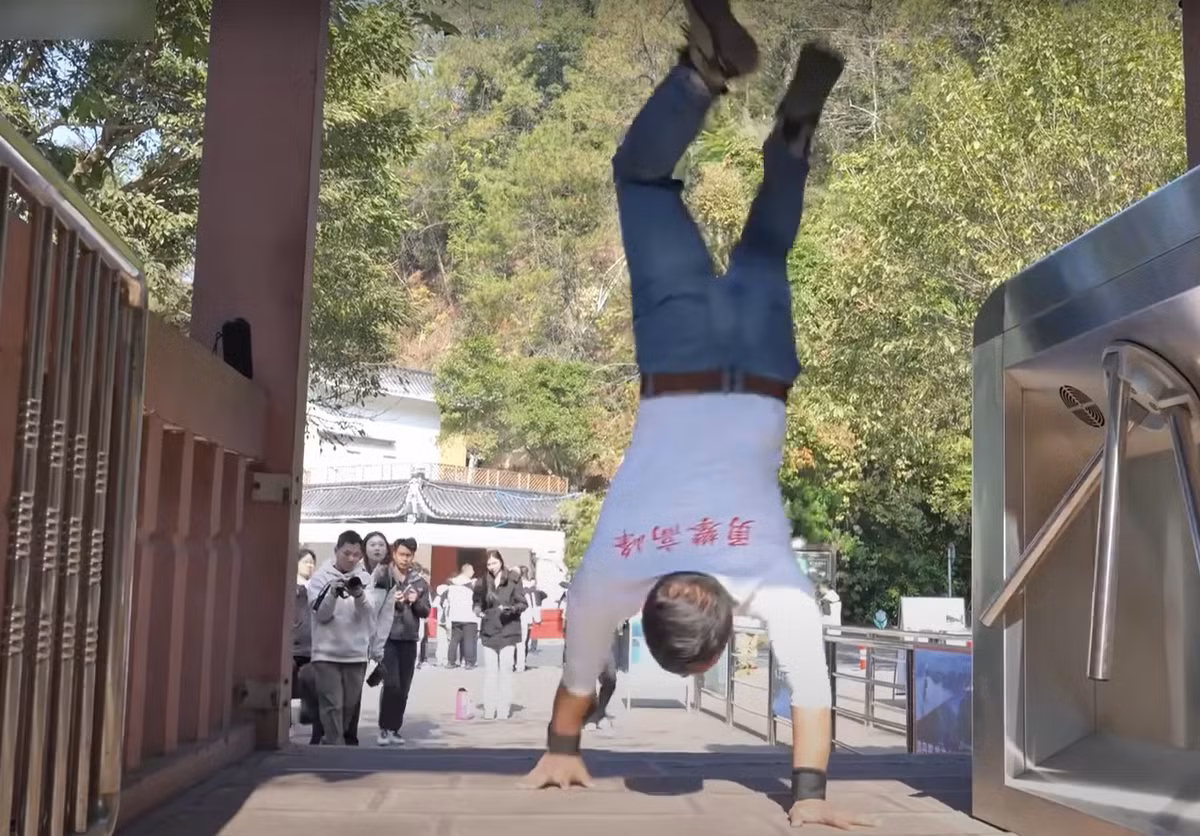  Sun Guo Shan, 38 tuổi, chỉ mới bắt đầu tập leo núi bằng tay vào tháng 5 năm 2023, nhưng đến năm 2024, anh ấy đã bắt đầu một thử thách to lớn - leo lên 50 ngọn núi nổi tiếng nhất Trung Quốc. Ảnh: @Curious Facts.