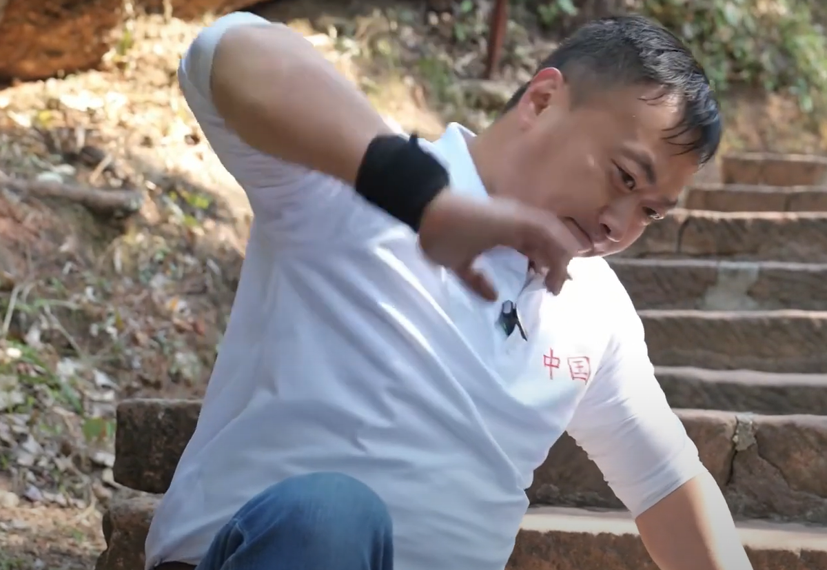 Vào tháng 12 năm 2024, Sun Guo Shan đã mất 5 giờ để leo lên 999 bậc thang của đỉnh Thiên Môn Sơn ở Trương Gia Giới, tỉnh Hồ Nam, miền Trung Trung Quốc trong tư thế “trồng cây chuối”. Ảnh: @Curious Facts.