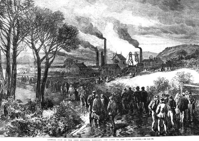 Oak Pit là một mỏ bỏ hoang gần Barnsley, West Riding, Anh. Hố này là nơi xảy ra một trong những thảm họa khai thác mỏ tồi tệ nhất trong lịch sử Anh, khi 361 người đàn ông, trẻ em trai và nhân viên cứu hộ đã thiệt mạng trong 2 ngày nổ mỏ vào năm 1866. Ảnh: @Wikipedia.