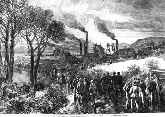 Oak Pit là một mỏ bỏ hoang gần Barnsley, West Riding, Anh. Hố này là nơi xảy ra một trong những thảm họa khai thác mỏ tồi tệ nhất trong lịch sử Anh, khi 361 người đàn ông, trẻ em trai và nhân viên cứu hộ đã thiệt mạng trong 2 ngày nổ mỏ vào năm 1866. Ảnh: @Wikipedia.