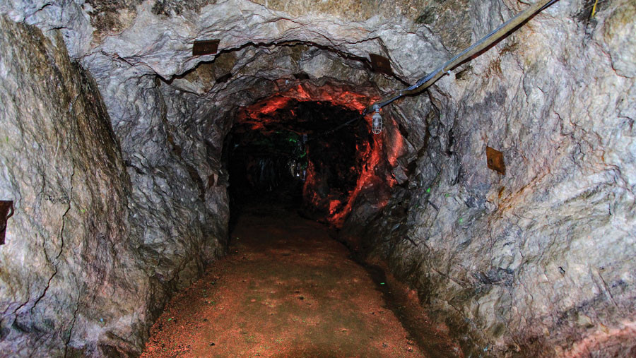 Trong suốt 90 năm hoạt động, mỏ đã chứng kiến gần 77 ca tử vong do tai nạn và vụ nổ. Du khách đến thăm Mỏ Sterling Hill đã báo cáo một số trải nghiệm huyền bí. Họ khẳng định đã nghe thấy tiếng bước chân, giọng nói, tiếng thì thầm, và thậm chí là bóng ma của một người thợ mỏ đang cầm đèn lồng. Ảnh: @NJ Skylands.