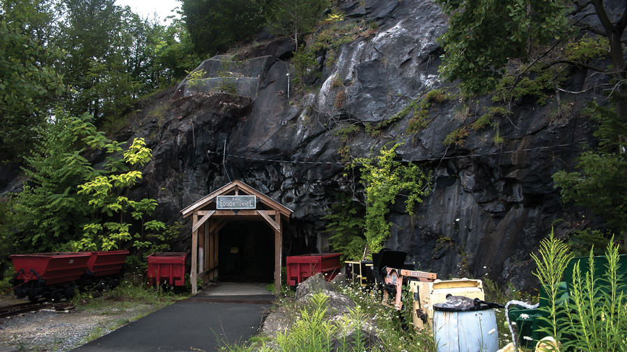 Một số du khách thậm chí còn khẳng định rằng, có bàn tay vô hình đã chạm vào hoặc đẩy họ. Mỏ Sterling Hill có nhiều tour du lịch ma ám có sẵn trực tuyến mà mọi người có thể trực tiếp đăng ký tham gia. Ảnh: @NJ Skylands. 