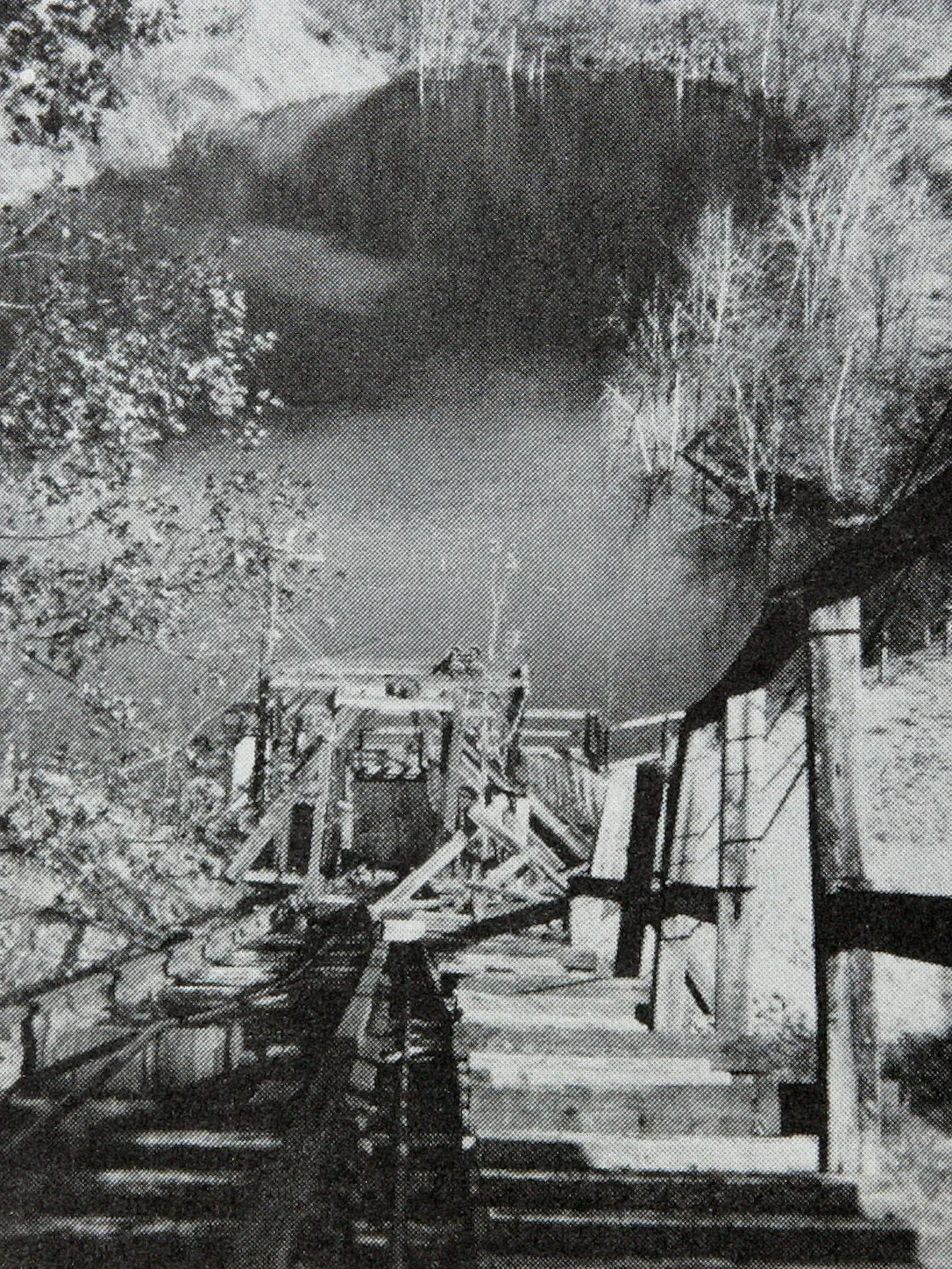 Nhiều người dân địa phương khẳng định, họ đã nhìn thấy các hoạt động huyền bí ở đây, như nghe thấy tiếng bước chân hoặc tiếng nói phát ra từ bên trong mỏ bỏ hoang. Số khác nói rằng, họ nhìn thấy hồn ma đi lại trong hầm mỏ với đèn lồng trên tay. Ảnh: @Bergen Record.