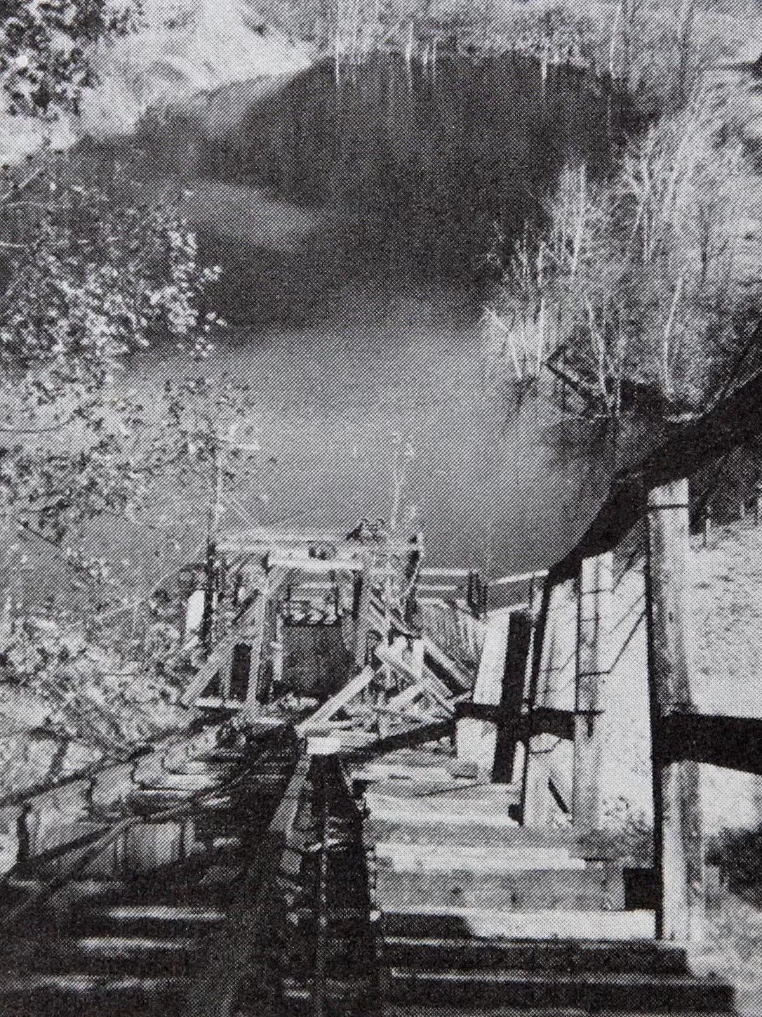 Nhiều người dân địa phương khẳng định, họ đã nhìn thấy các hoạt động huyền bí ở đây, như nghe thấy tiếng bước chân hoặc tiếng nói phát ra từ bên trong mỏ bỏ hoang. Số khác nói rằng, họ nhìn thấy hồn ma đi lại trong hầm mỏ với đèn lồng trên tay. Ảnh: @Bergen Record.