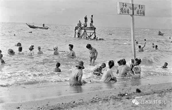 Một bãi tắm biển đông đúc người vào mùa hè ở Nhật Bản. Ảnh: Sohu.com.