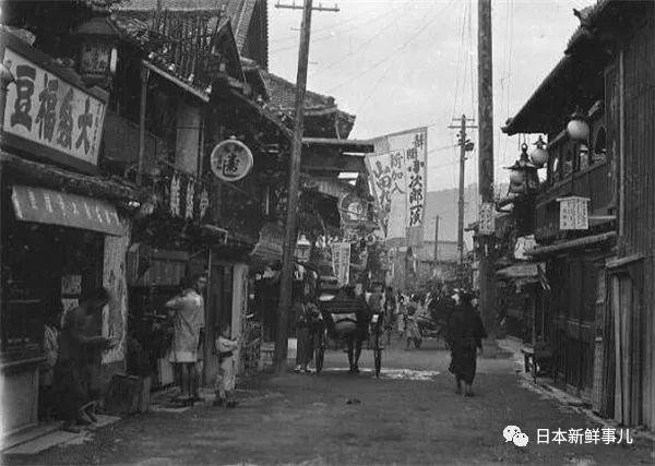 Con phố buôn bán sầm uất. Ảnh: sohu.com. 