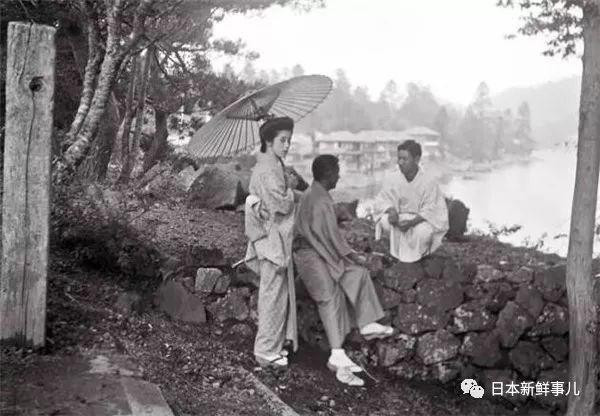 Những thanh niên Nhật Bản trong trang phục truyền thống hóng mát ven đường. Ảnh: sohu.com. 