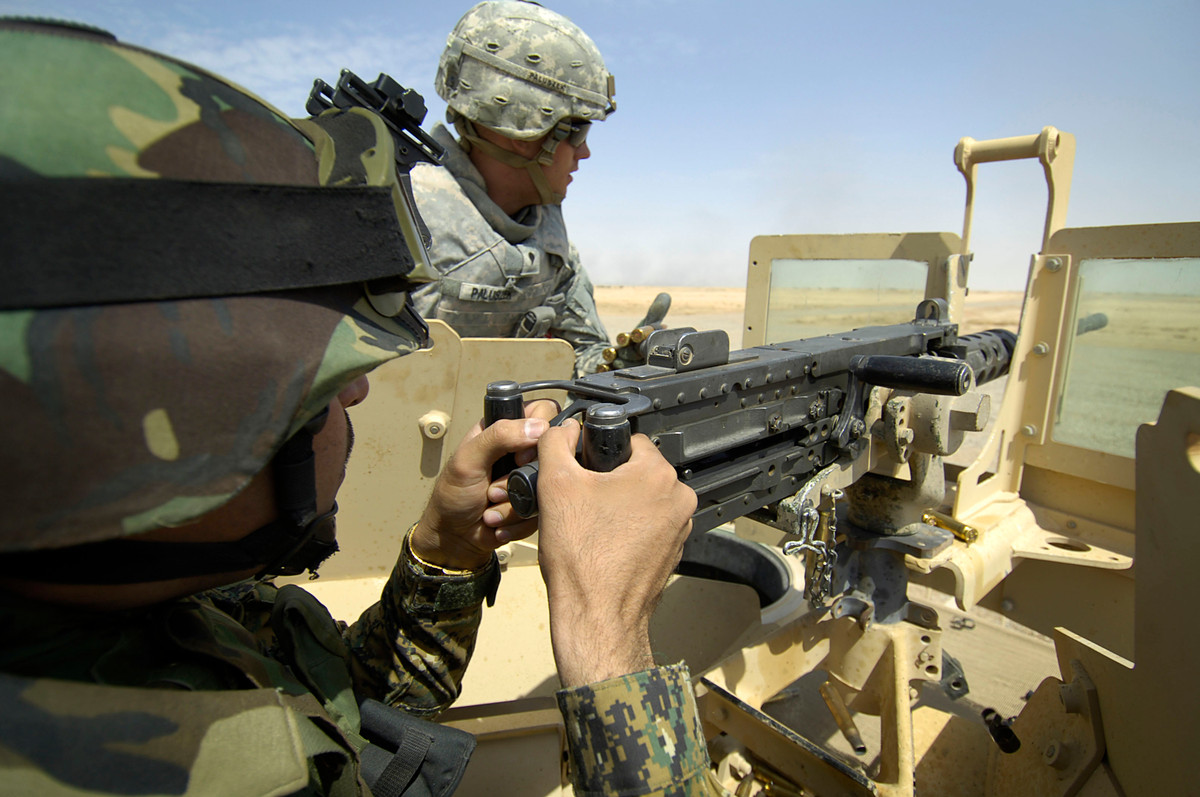 Còn đối với quân đội Nga, việc chiếm được một chiếc xe tăng Abrams còn nguyên vẹn không chỉ mang lại giá trị chiến thuật, mà nó còn là phần thưởng có giá trị lớn. Kể từ khi chiến tranh bắt đầu, Nga đã khuyến khích binh lính của mình chiếm giữ thiết bị, phương tiện của phương Tây cung cấp cho Ukraine. Ảnh: @Defense News. 