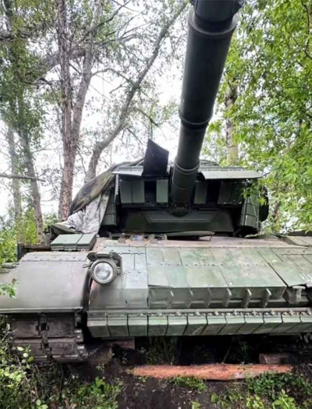 Ngoài ra, động cơ tua-bin khí của xe tăng Abrams lại ngốn nhiều nhiên liệu, nên đây cũng được coi là một thách thức về mặt hậu cần trong vùng chiến sự, nơi các tuyến đường tiếp tế thường xuyên bị gián đoạn. Ảnh: @Bulgarian Military. 