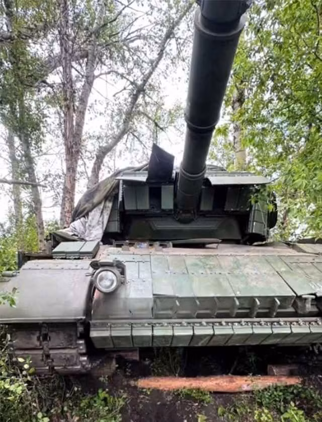 Ngoài ra, động cơ tua-bin khí của xe tăng Abrams lại ngốn nhiều nhiên liệu, nên đây cũng được coi là một thách thức về mặt hậu cần trong vùng chiến sự, nơi các tuyến đường tiếp tế thường xuyên bị gián đoạn. Ảnh: @Bulgarian Military. 