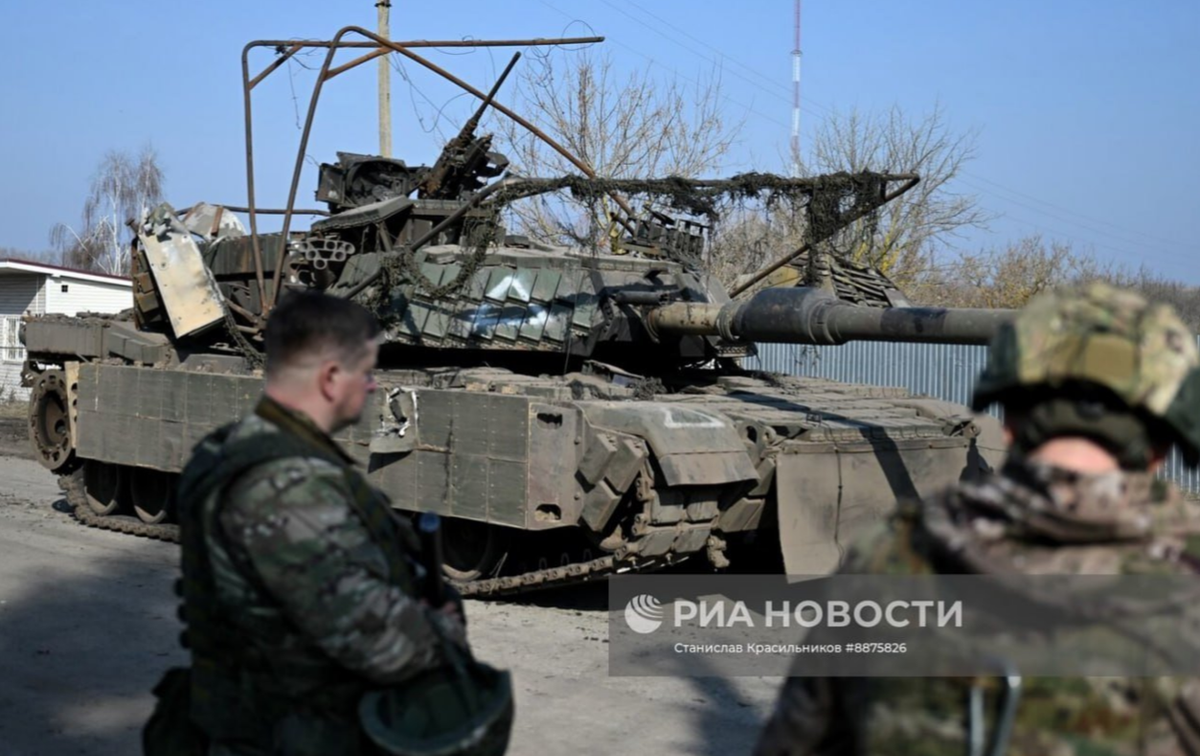 Theo một số báo cáo, kíp lái vận hành xe tăng M1A1 Abrams của Ukraine có thể đã bỏ lại xe để dễ rút lui khi các tuyến đường từ Kursk về Sumy đều bị pháo binh Nga phong tỏa. Ảnh: @Militar.Ru.