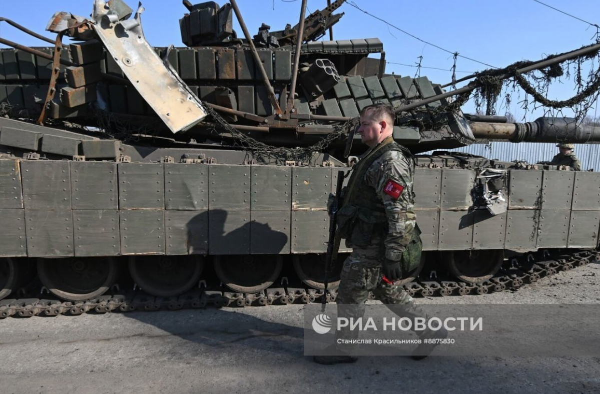 Sự kiện này đánh dấu số phận bi thảm của dòng xe tăng M1A1 Abrams trong cuộc chiến, bởi trong năm qua, đã có một số trường hợp xe tăng Mỹ này bị Nga bắt giữ hoặc phá hủy. Vào năm 2023, Mỹ đã cung cấp 31 xe tăng M1A1 Abrams giúp tăng cường khả năng phòng thủ của Ukraine trước các cuộc tấn công của Nga. Ảnh: @Militar.Ru.