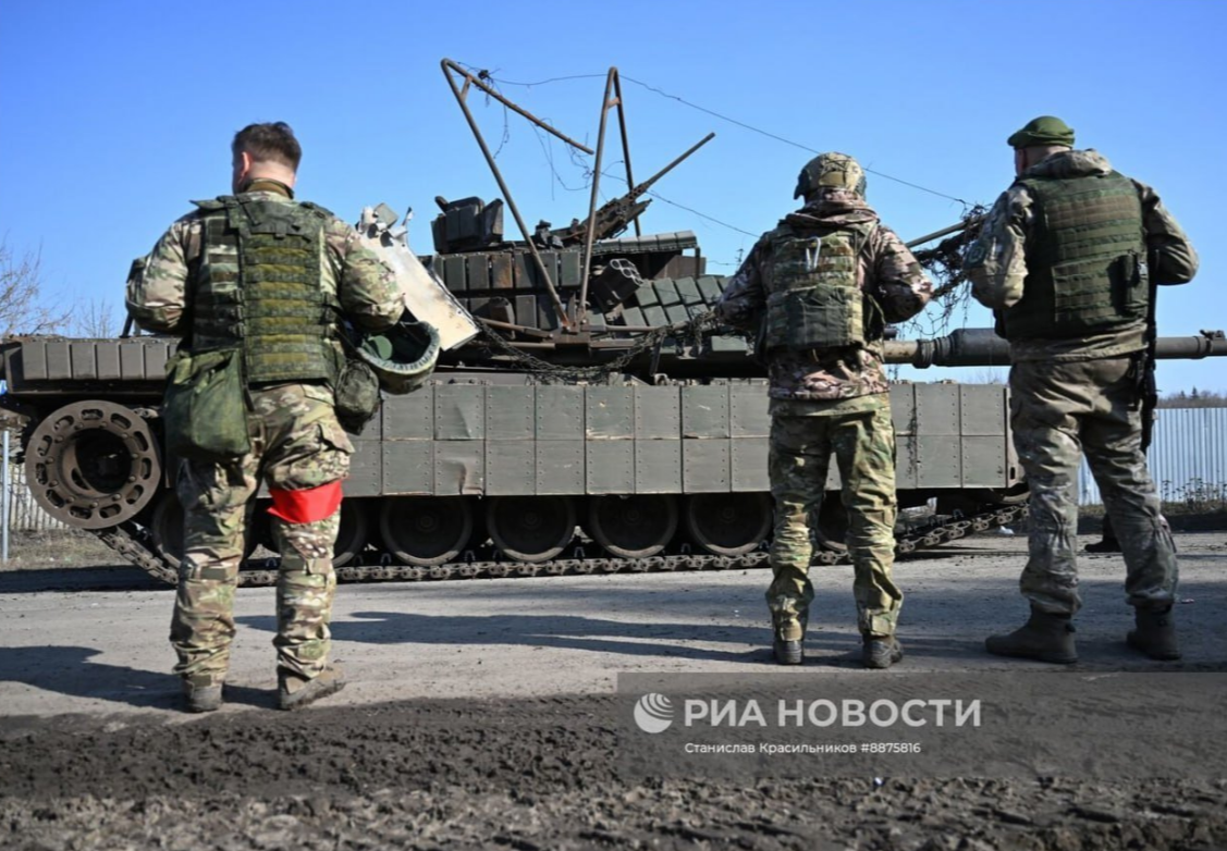 Vào tháng 12/2024, các bài đăng trên X cho biết, có xe tăng Leopard của Đức, một chiếc xe tăng Abrams của Mỹ không bị hư hại đã được chuyển đến Uralvagonzavod (một cơ sở sản xuất quân sự lớn) của Nga. Chuyến hàng này được mô tả là "món quà Giáng sinh" từ Kiev cho Nga. Ảnh: @Militar.Ru.