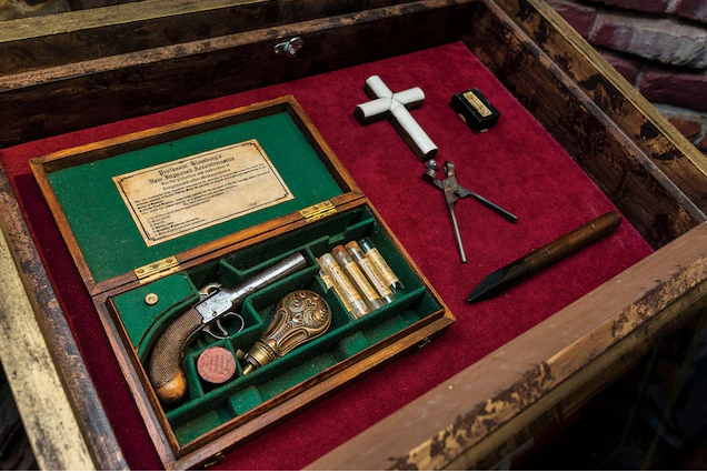 Cơn hoảng sợ về ma cà rồng bùng phát ở đây vào năm 1725, xuất phát từ câu chuyện Peter Plogojowitz về nhà của anh ta ở Kisilova, Serbia và đòi con trai đồ ăn (cũng có giai thoại khác nói rằng anh ta đòi vợ đưa cho anh ta một đôi giày). Sau đó, Plogojowitz cùng con trai và 9 người dân địa phương khác chết, với lời đồn rằng anh ta đã bóp cổ và hút máu họ. Ảnh: National Geographic.