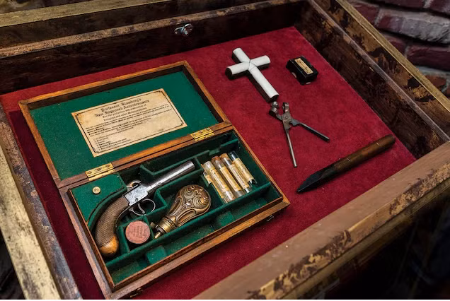 Cơn hoảng sợ về ma cà rồng bùng phát ở đây vào năm 1725, xuất phát từ câu chuyện Peter Plogojowitz về nhà của anh ta ở Kisilova, Serbia và đòi con trai đồ ăn (cũng có giai thoại khác nói rằng anh ta đòi vợ đưa cho anh ta một đôi giày). Sau đó, Plogojowitz cùng con trai và 9 người dân địa phương khác chết, với lời đồn rằng anh ta đã bóp cổ và hút máu họ. Ảnh: National Geographic.