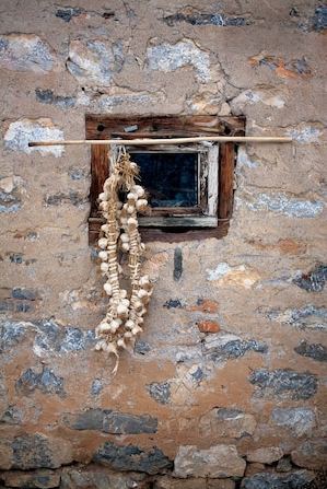 Khi người dân thị trấn đào xác anh ta lên, thi thể vẫn chưa phân hủy, máu tươi dính đầy miệng. Kinh hoàng, họ cắm cọc vào tim anh ta. Máu từ miệng và tai của anh ta đổ ra. Để chắc chắn anh ta đã chết, họ đốt hài cốt của anh ta. Tin tức này đã lan truyền khắp Đức, Pháp và Anh, khiến tất cả nhiều người sợ hãi. Ảnh: National Geographic. 