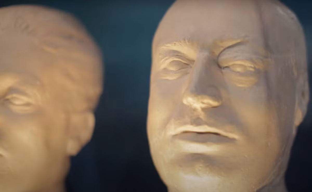 Mặt nạ tử thần nổi tiếng nhất của thư viện này là của Ned Kelly, một tên cướp đường phố chuyên sống ngoài vòng pháp luật, và phạm tội cực kỳ khét tiếng. Ảnh: @National Portrait Gallery.