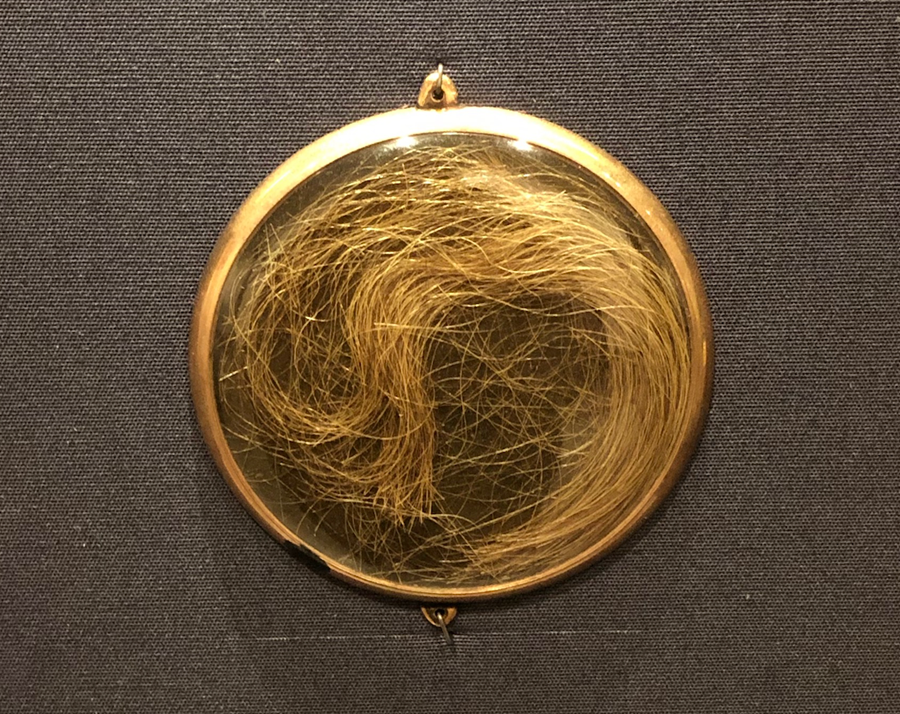 Ví dụ, Thư viện Anh ở London lưu giữ một bản thảo có lớp lót trang trí trưng bày tóc của Mary Shelley, tác giả của Frankenstein (1818), và chồng bà là nhà thơ Percy Bysshe Shelley. Ảnh: @Susan Holloway Scott.