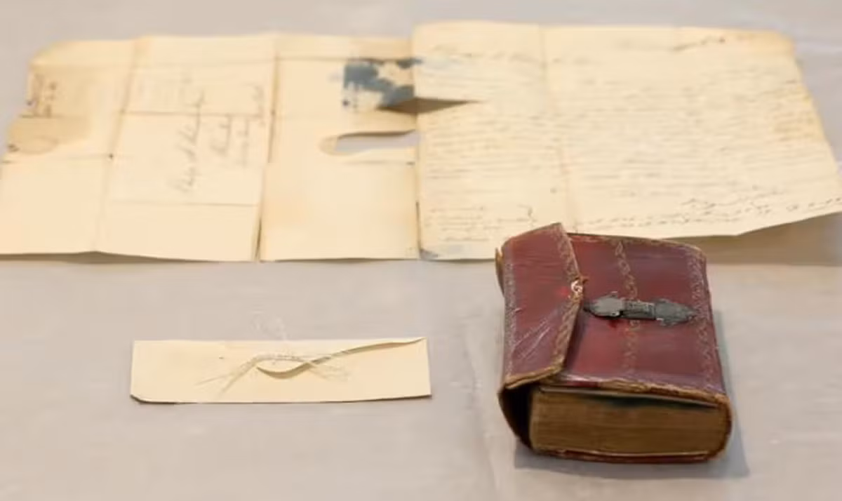 Thậm chí, một lọn tóc của Cựu Tổng thống Mỹ George Washington cũng được tìm thấy trong một phong bì kẹp trong một cuốn niên giám tại Thư viện Schaffer ở Union College ở New York. Ảnh: @Wikipedia.