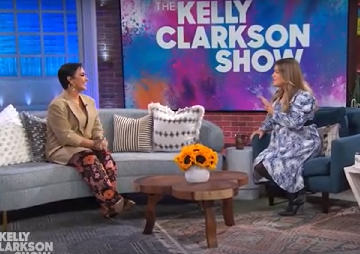 Ca sĩ, diễn viên và nhạc sĩ người Mỹ, Demi Lovato là người có niềm tin tuyệt đối vào người ngoài hành tinh, đến mức cô ấy đã từng làm một bộ phim tài liệu về chủ đề này. Ảnh: @The Kelly Clarkson Show.