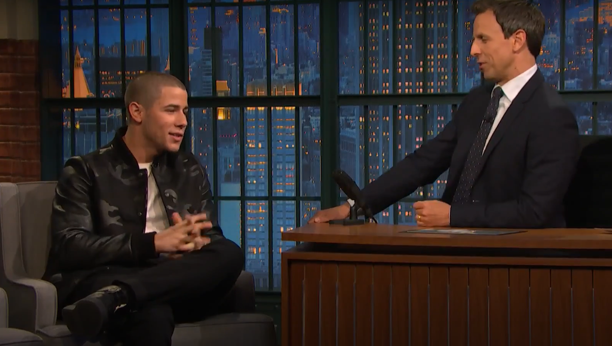 Không giống như Demi Lovato, nam ca sĩ, người soạn nhạc và diễn viên người Mỹ, Nick Jonas vốn không tin vào người ngoài hành tinh. Khi còn nhỏ, anh cảm thấy người ngoài hành tinh là điều gì đó mơ hồ, hoang tưởng. Ảnh: @Late Night with Seth Meyers.