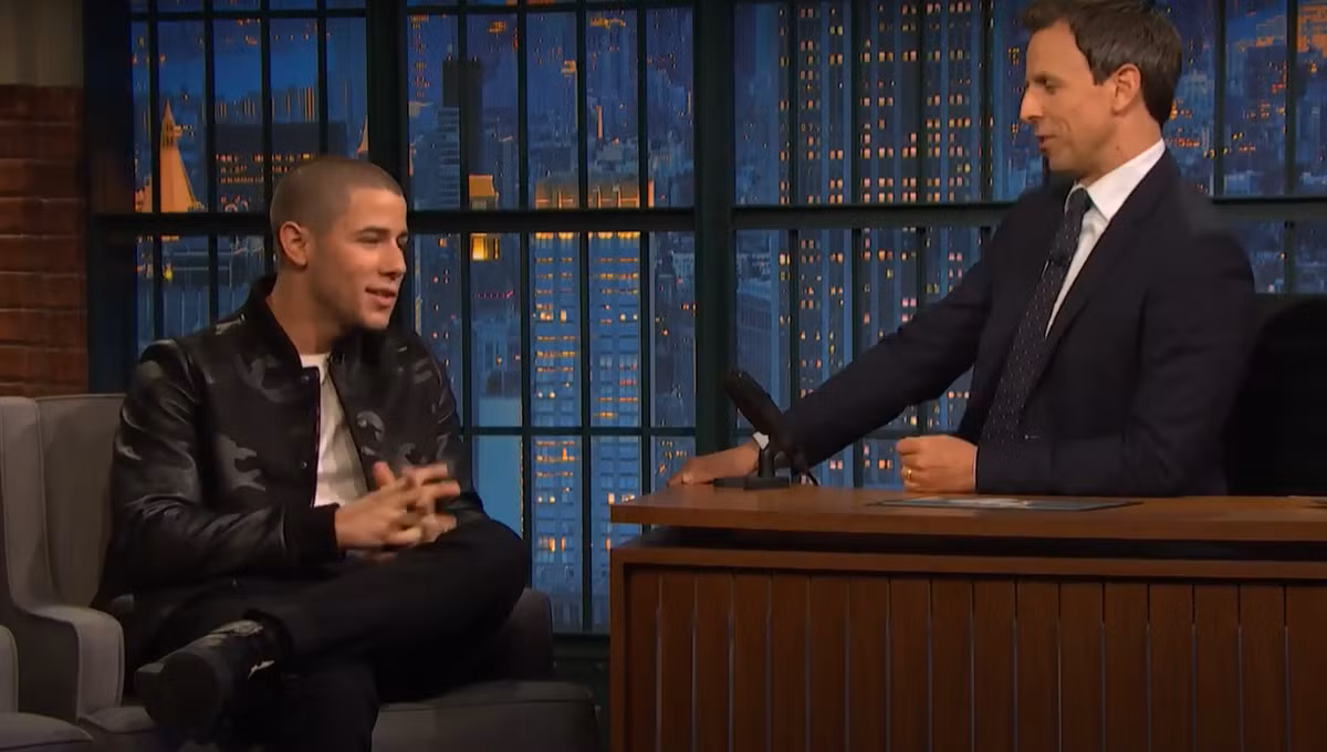 Không giống như Demi Lovato, nam ca sĩ, người soạn nhạc và diễn viên người Mỹ, Nick Jonas vốn không tin vào người ngoài hành tinh. Khi còn nhỏ, anh cảm thấy người ngoài hành tinh là điều gì đó mơ hồ, hoang tưởng. Ảnh: @Late Night with Seth Meyers.