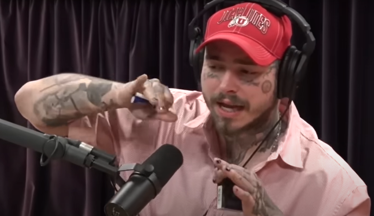 Khi còn là một đứa trẻ, Post Malone tuyên bố rằng, anh ấy và anh họ của mình đã ở ngoài trời một ngày thì nhìn thấy một luồng ánh sáng bí ẩn không thể giải thích từ mặt đất lao vút lên bầu trời. Ảnh: @JRE Clips.